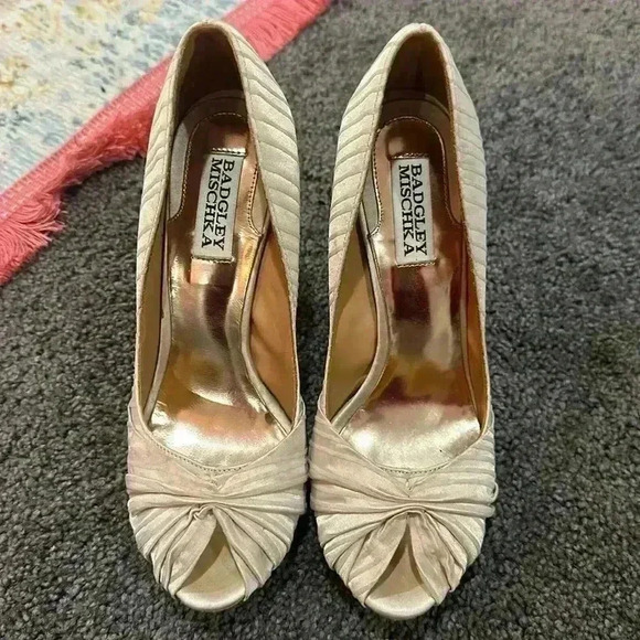 BADGLEY MISCHKA PLEATED FLOCKED STRIPE SATIN PEP TOE PUMP 5" HEEL - Picture 1 of 4